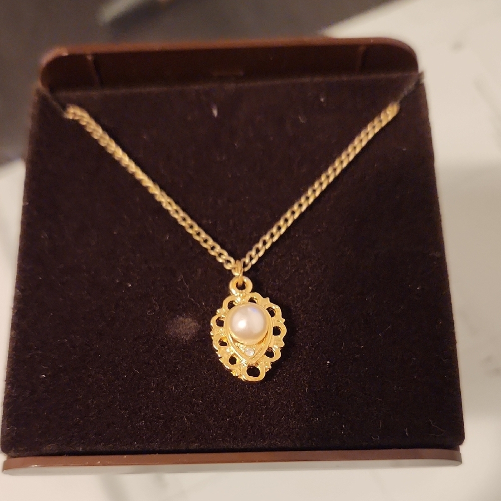 Gold Floral Pendant Necklace